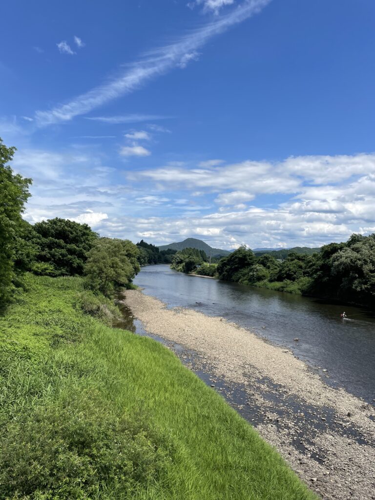 大滝温泉駅を目指す途中。米代川